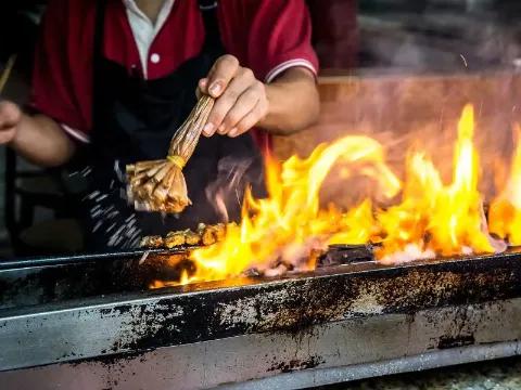 Nahaufnahme eines Grills mit Flammen.