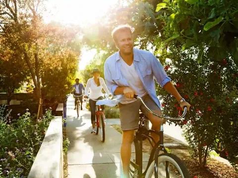 Drei Personen, die auf Fahrrädern fahren.