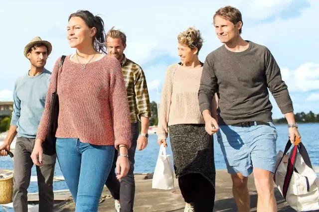 Eine Gruppe von Menschen, die am Wasser entlang laufen.