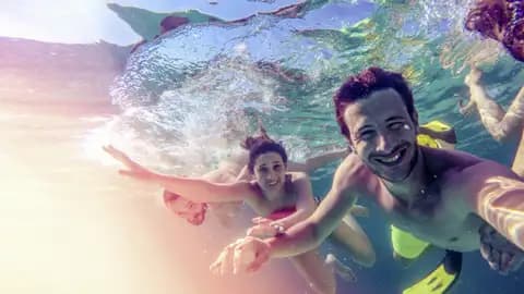 Entspannung vom Tagesprogramm auf unser Reise mit YOUNG LINE nach Griechenland: Das Meer ist nie weit und das Wasser rund um den Peloponnes ist oft kristallklar.