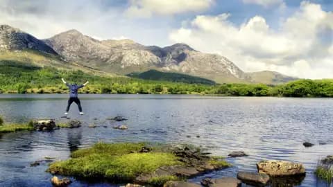 Heidelandschaften leuchten rot und ockerfarben, der Wind braust übers Land und die Atlantikwellen brechen sich an der Küste - das ist der irische Norden, den wir auf unserer YOUNG LINE Rundreise erkunden.