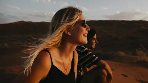 Auf dieser YOUNG LINE TRAVEL Rundreise durch Namibia gibt es jeden Abend einen faszinierenden Sonnenuntergang zu bestaunen, ob am Meer, in der Wüste oder im Nationalpark.