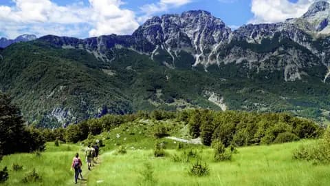 Rein in die Wanderstiefel! Klare Luft, Bergspitzen, Bäche, dichte Wälder und kaum Menschen - der Scout auf unserer Albanien-Rundreise in der Mini-Gruppe führt uns im Valbona-Nationalpark durch unberührte Täler.