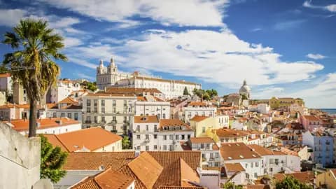 Lassen Sie sich auf dieser Rundreise in Portugal von Ihrer Reiseleitung durch die Altstadt Lissabons führen und genießen Sie den Ausblick von einem der zahlreichen Miradouros.