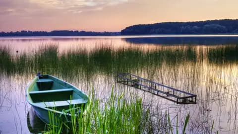 Bei Iherer Reise durch Polen besteigen wir ein Stakenboot und genießen bei einer Fahrt durch das Schutzgebiet die Ruhe und Natur.