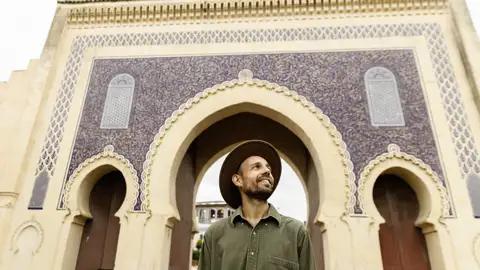 Kommen Sie mit nach Fes, der vielleicht ursprünglichsten Stadt Marokkos. Durch das Stadttor Bab Boujeloud gelangt man in den labyrinthartigen Souk, das Marktviertel.