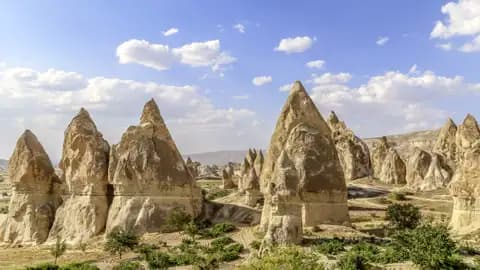 Kegelförmige Tufftsteinformationen, auch Feenkamine genannt, wie sie für die Landschaft in Kappadokien berühmt sind.
