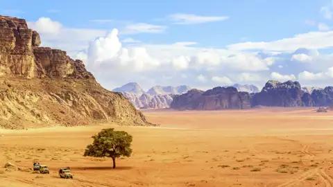 Auf Ihrer Rundreise nach Jordanien erkunden Sie mit Geländefahrzeugen die Wüstenlandschaft Wadi Ram.